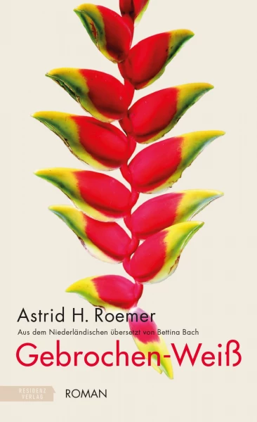 Buchcover "Gebrochen-Weiß" von Astrid H. Roemer, übersetzt von Bettina Bach, veröffentlicht vom Residenz Verlag. Das Cover zeigt einen Zweig von roten und grünen tropischen Blättern auf einem weißen Hintergrund.