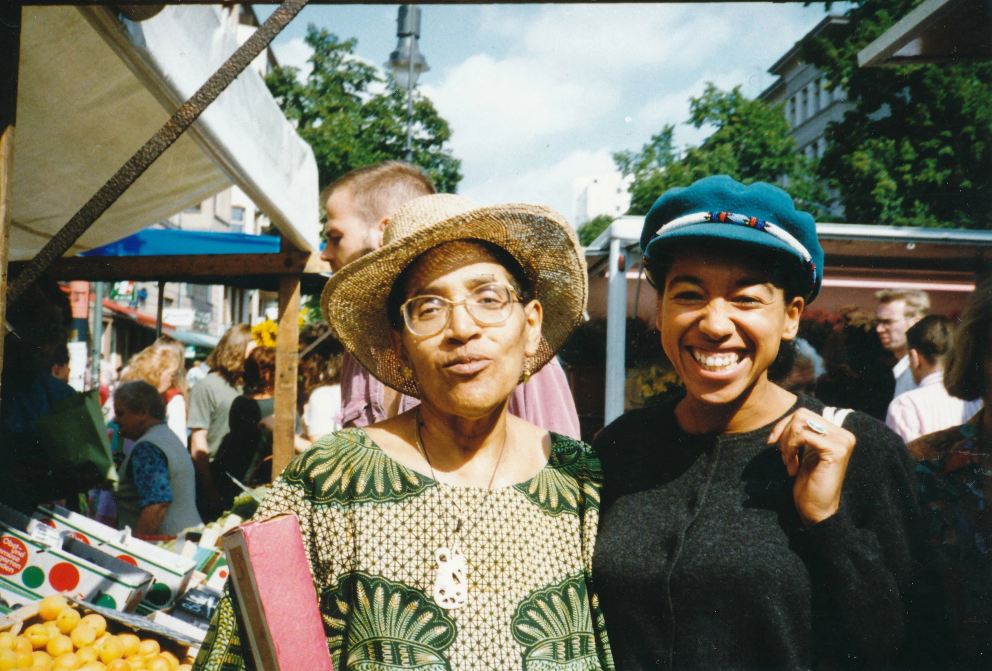 Audre Lorde und May Ayim auf dem Winterfeldmarkt in Berlin-Schöneberg, 1991